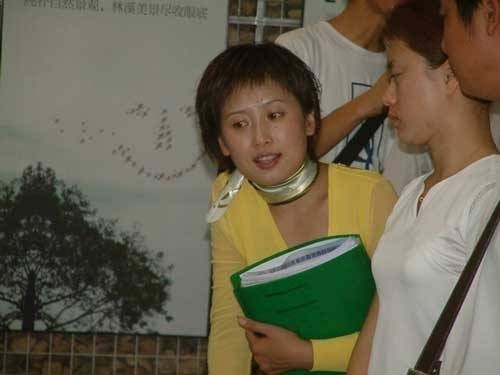 售樓小姐灰色生活揭秘:生活壓力下犧牲色相