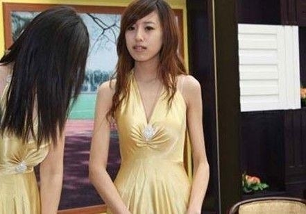最近,陳莎莎也忙著學習策劃、管理等知識,已做到項目主管的她,希望能在30歲以前成功轉到后臺做管理或策劃。