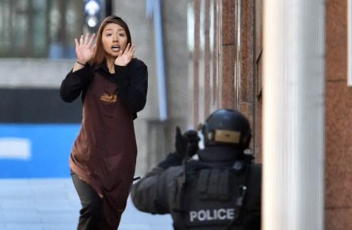 挾持事件中一名人質正逃離現場(圖:AFP)