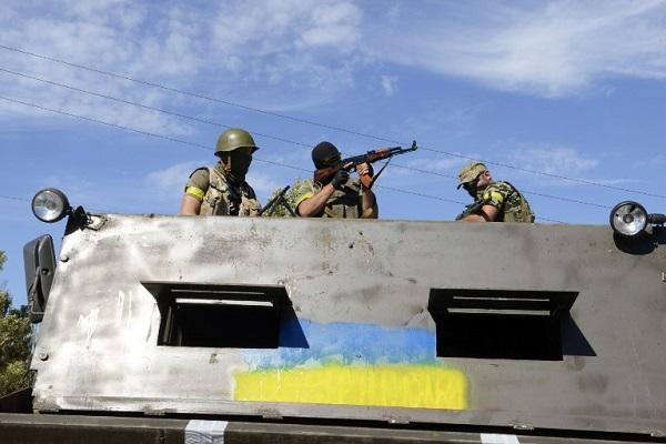 新亞速斯克(Novoazovsk)：烏克蘭志願軍乘裝甲車前往新亞速斯克。27日俄軍坦克及軍火進入烏克蘭後，烏國已向北約要求支援 (圖:AFP)