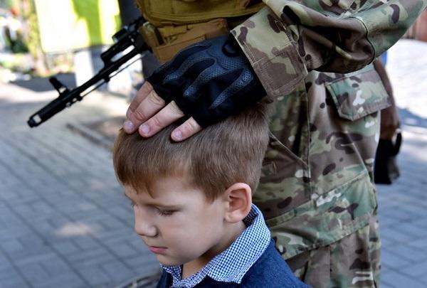 基輔(Kiev)：特別志願軍部隊Sich即將出發前往烏克蘭東部進行反恐任務，其中一位志願軍撫著兒子的頭 (圖:AFP)
