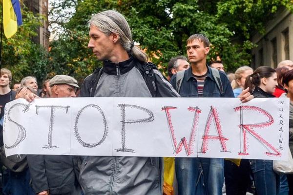 卡爾可夫(Kharkiv)：烏克蘭民眾進行和平遊行，呼籲烏克蘭團結、要求俄國從烏撤軍  (圖:AFP)