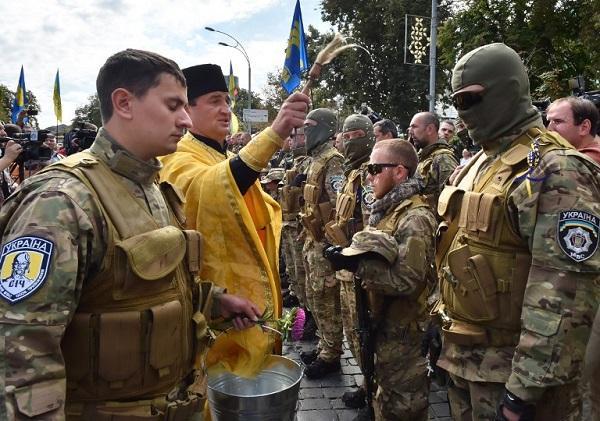 基輔(Kiev)：東正教神父在宣誓與離別儀式上為特別志願軍部隊Sich祝願祈求好運 (圖:AFP)