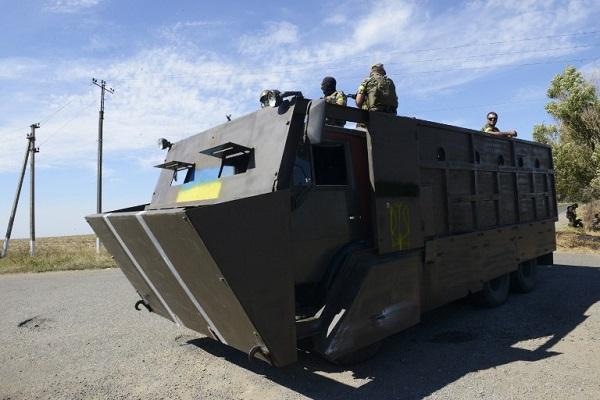 新亞速斯克(Novoazovsk)：烏克蘭志願軍乘裝甲車前往新亞速斯克 (圖:AFP)