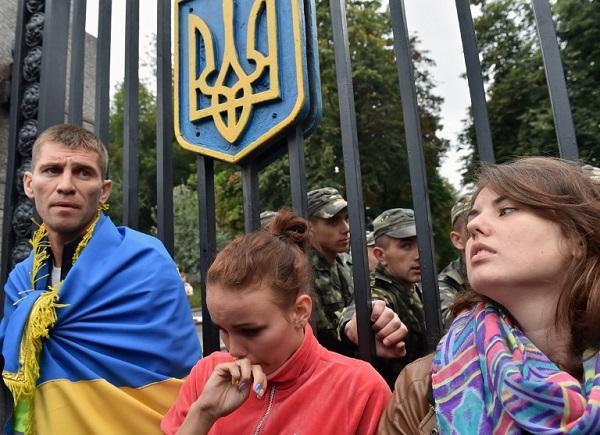 基輔(Kiev)：烏民眾在國防部外抗，要求國家派軍支援在小城 Izvaryne 遭到親俄分子包圍的志願軍 (圖:AFP)