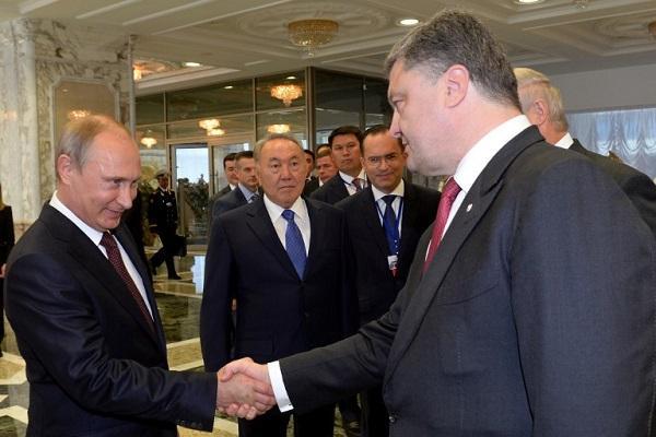 敏斯克(Minsk)：俄總統普京(左)與烏總統波羅申科 26 日於白俄羅斯首府敏斯克進行會談，原為兩國情勢展現一線曙光，現卻急轉直下 (圖:AFP)