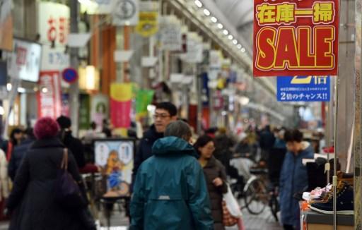 不斷寬鬆經濟的日本 民眾消費力道似乎依舊保守 (圖:AFP)