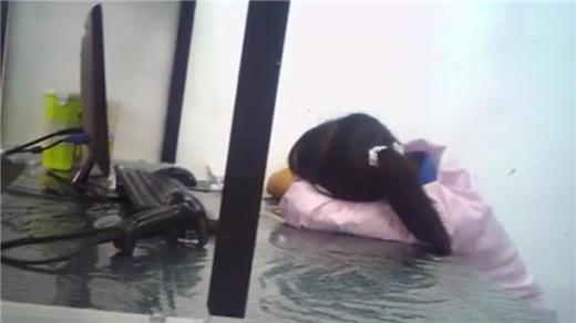 和碩工廠內一位疲累的員工