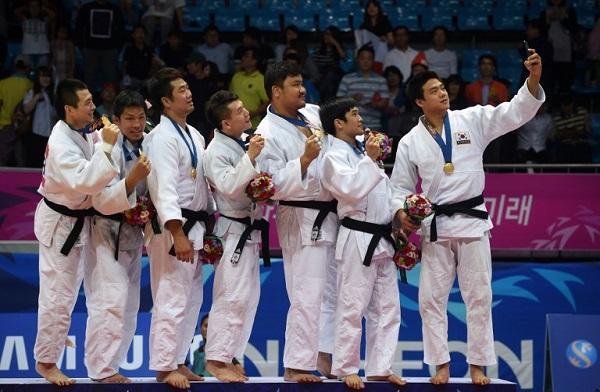 9月23日：南韓國家柔道隊於仁川亞運擊敗哈薩克，拿下金牌 (圖:AFP)