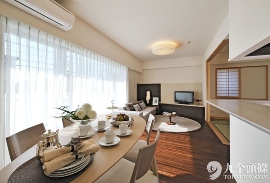 東京一套房子折合人民幣單價為2.6萬元左右,這個價格甚至低於上海內環左右的房價,但是東京的收入卻是上海的十倍。而大阪、橫濱則更加便宜。