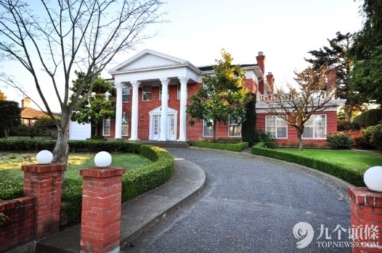 加拿大多倫多錯層帶地下室的房子250多平方米,售價100來萬左右。