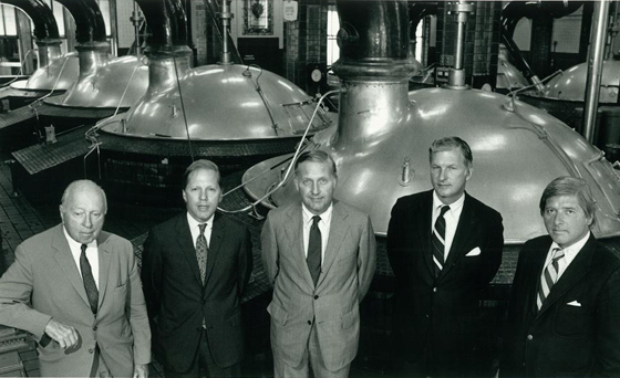 金錢鋪就的無冕王朝:走進美國八大財富家族