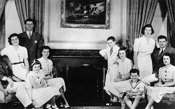 金錢鋪就的無冕王朝:走進美國八大財富家族