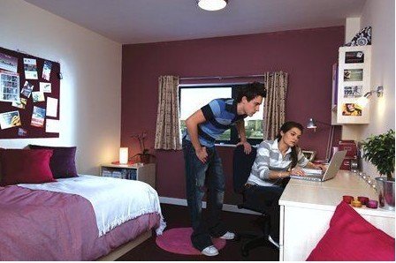 英國留學：住校還是租房？