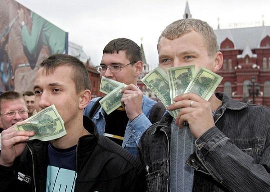 俄國民眾與俄盧布。(圖:AFP)
