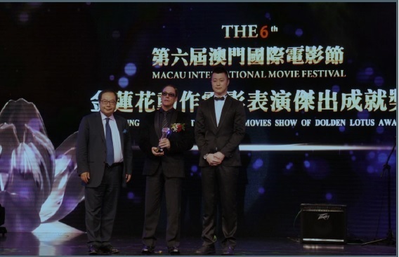 著名影星尚格云頓獲獎（中） 、肖武男執行副主席頒（左）