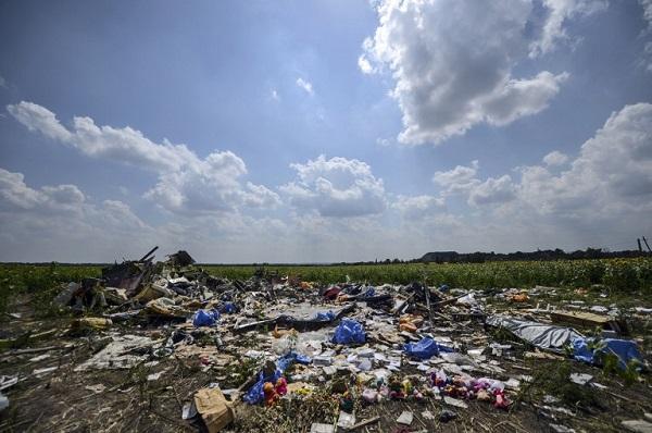 7月23日：馬航MH17班機在烏克蘭東部的墜毀地點。班機失事過後一週，罹難者遺體才被送往荷蘭檢驗。