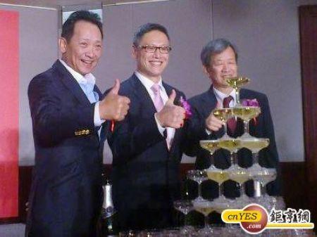 金鷹商貿集團董事長王恒(左)與瓦城董事長徐承義(中)、中美實董事長趙元旗(右)慶祝合資儀式。(鉅亨網記者王以慧攝)