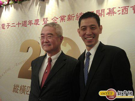 中磊董事長王伯元(左)，總經理王煒(右)。(鉅亨網記者陳俐妏 攝)