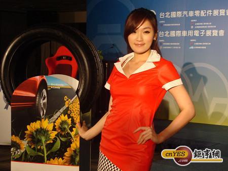 台北國際汽機車聯合4展明(10)日開幕，將打造亞洲最具指標性的汽機車產業盛會，展覽找了許多辣妹展示各種汽車零配件。(鉅亨網記者黃佩珊攝)