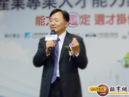 李秉傑表示，面對激烈競爭，晶電積極擴展利基型產品，今年將鎖定蠟燭燈、舞台聚光燈等領域。(鉅亨網記者黃佩珊攝)