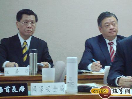 經濟部次長梁國新(左)表示，朝鮮半島若情勢惡化，南韓供貨的關鍵性零組件，將協調廠商尋找替代來源。(鉅亨網記者黃佩珊攝)