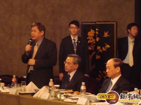 潘世偉針對勞保年金面臨虧損問題表示，政府一定會進行財政撥補計劃，金額至少有二百億元，年青人不用擔心三十年後領不到勞保年金。(鉅亨網記者黃佩珊攝)