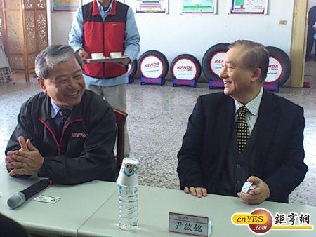 經建會主委尹啟銘(右)率團參訪建大工業；左為建大董事長楊銀明。