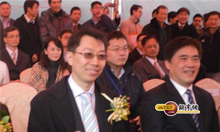 鴻海集團董事長郭台銘長子郭守正(左)接任三創數位公司董事長。(鉅亨網記者葉家瑋攝)