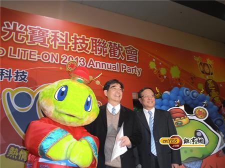 光寶科集團董事長宋恭源(左)表示今年營收獲利拚個位數成長。(鉅亨網記者葉家瑋攝)