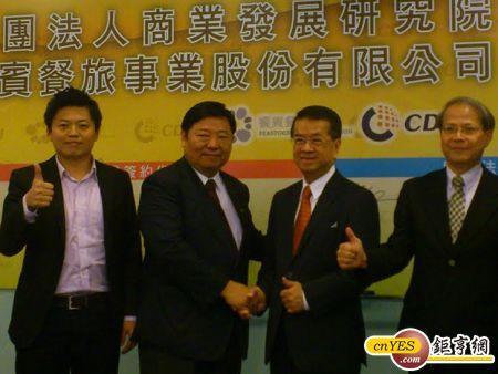 商發院董事長徐重仁(右2)與饗賓餐旅董事長陳啟昌(左2)、總經理陳毅航(左1)簽共同研究合約。