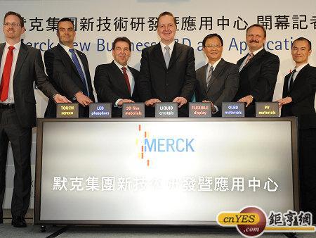 默克集團全球執行董事Bernd Reckmann(中)對於台灣未來顯示器和照明產業發展樂觀。(鉅亨網記者黃佩珊攝)