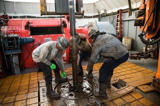 低油價讓石油業大幅裁員，留下來的員工更得面臨降薪。 (圖:AFP)