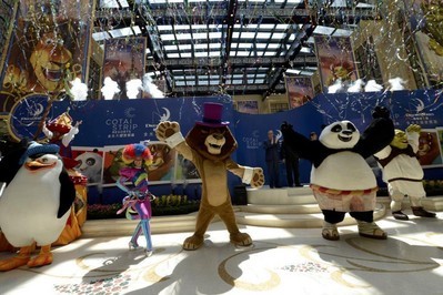 DreamWorks動畫人物於星期日在金沙城中心舉行的「金光大道度假區 ─ 體驗夢工場」啟動儀式上與大批圍觀的訪客見面。圖片由Graham Uden提供。