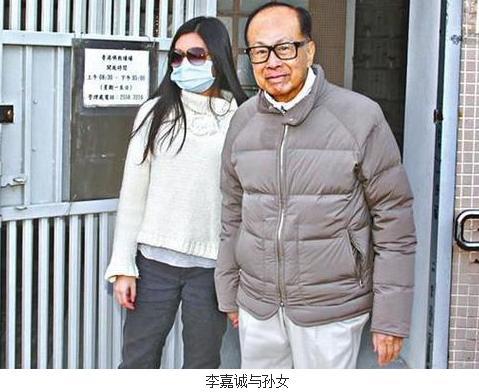 點擊看大圖 李嘉誠帶倆兒子祭拜亡妻 手牽孫女精神好