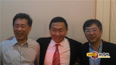 瑞軒董事長吳春發(左)、VIZIO董事長王蔚(中)、瑞軒總經理吳春福出席瑞軒旺年會。(鉅亨網記者葉家瑋 攝)