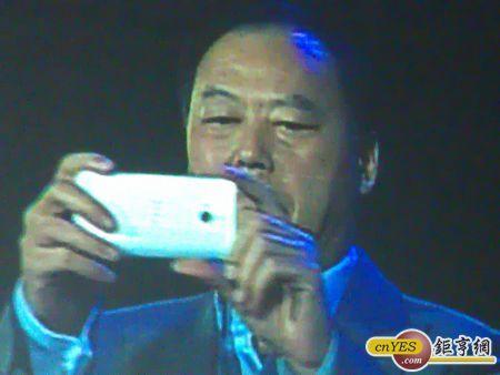 宏達電執行長周永明在尾牙上手拿銀色M7測試。(鉅亨網記者陳俐妏攝)