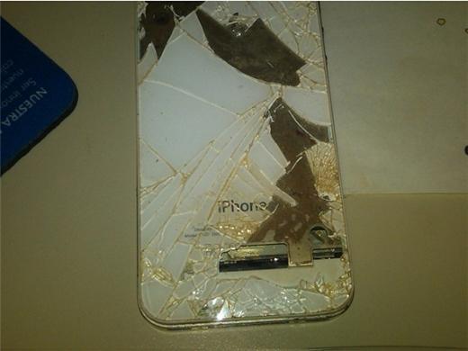過熱熔化的iPhone 4S背面。(圖：Quartz，由當事人Shibani Bhujle提供)