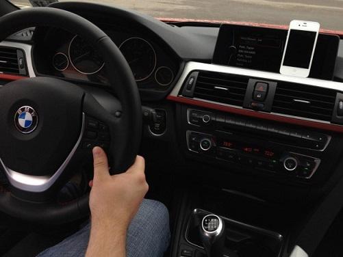 BMW結合iPhone功能。(圖取自Car and Driver)