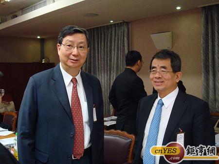 經濟部次長卓士昭(左)與國貿局長張俊福在立法院內政委員會討論兩岸服務貿易協議。(鉅亨網記者黃佩珊攝)