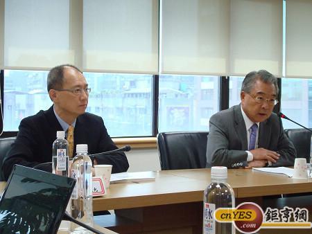 工總今日公布2013年工總白皮書，由工總理事長許勝雄(右)主持，左為副理事長辜成允。(鉅亨網記者黃佩珊攝)