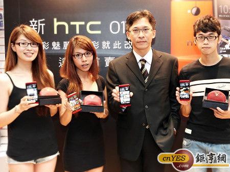 遠傳電信副總經理趙憶南(右2)致贈排隊前3名消費者新HTC One魅麗紅首購禮。(鉅亨網記者黃佩珊攝)