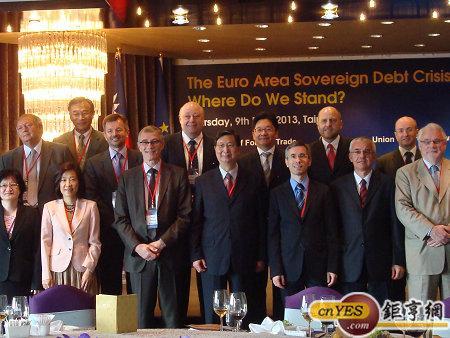 歐洲央行國際與歐盟事務處長Frank MOSS(左6)就歐債危機來台進行演講，旁為經濟部次長卓士昭(左8)。(鉅亨網記者黃佩珊攝)