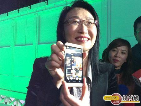 宏達電董事長王雪紅手拿新HTC ONE。(鉅亨網記者陳俐妏 攝)