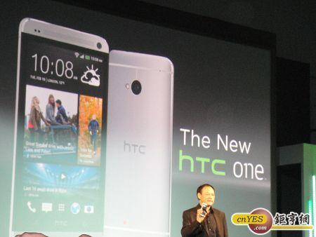 宏達電執行長周永明展示新HTC ONE。(鉅亨網記者陳俐妏攝)