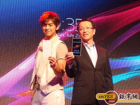 Sony Mobile總經理林志遠(右)與手機代言人陳柏霖展示新款手機。(鉅亨網記者黃佩珊攝)