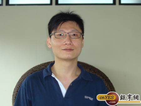 廣穎電通副總謝超民認為NAND Flash價格將持續走跌。(鉅亨網記者黃佩珊攝)