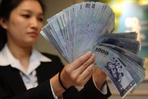 台幣上半年跟貶人民幣成定局      (圖:AFP)