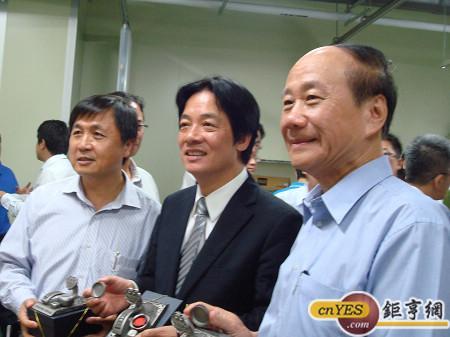 工研院長徐爵民(左)、台南市長賴清德(中)與經濟部長張家祝(右)展示雷射成品。(鉅亨網記者黃佩珊攝)