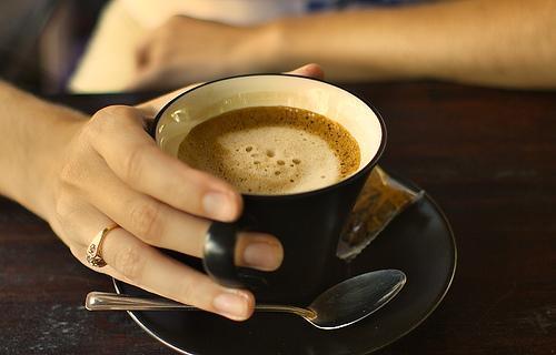 美國人的咖啡杯斟滿了嗎？